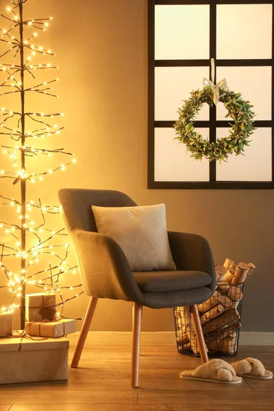 Interior Sala Estar Com Grinalda Visco Natal Poltrona Luzes Brilhantes — Fotografia de Stock