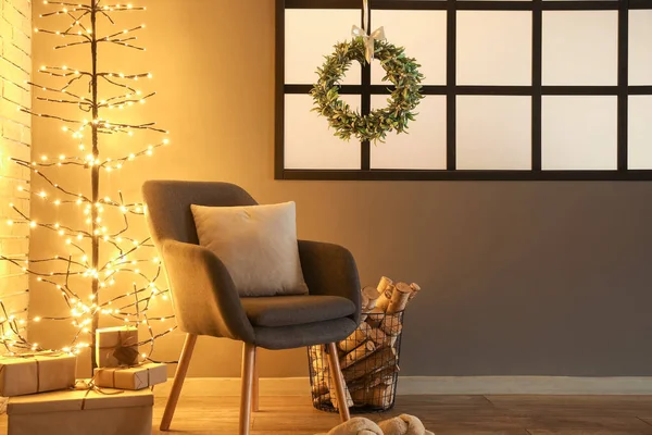 圣诞花环 扶手椅及灯火通明的客厅室内 — 图库照片