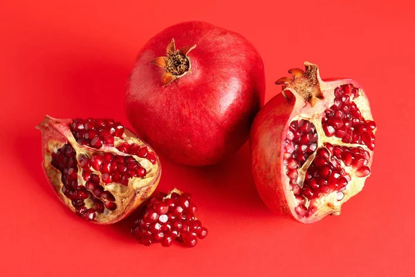 Färska Granatäpplen Röd Bakgrund — Stockfoto