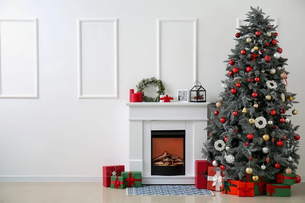 Kamin Mit Dekor Und Weihnachtsbaum Der Nähe Der Lichtwand — Stockfoto