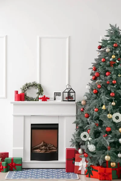 Chimenea Con Decoración Árbol Navidad Cerca Pared Luz — Foto de Stock