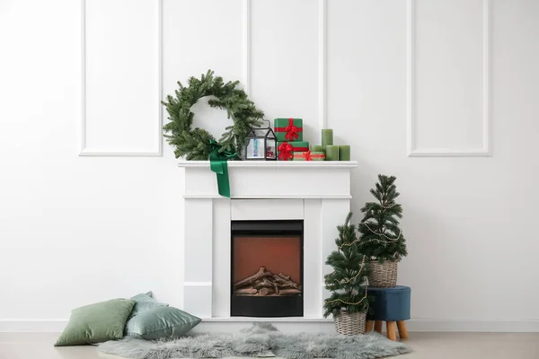 Kamin Mit Geschenken Dekor Und Weihnachtsbäumen Der Nähe Der Lichtwand — Stockfoto