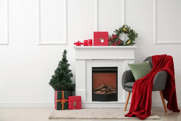 Kandalló Ajándékokkal Karácsonyfa Fotel Fényfal Közelében — Stock Fotó
