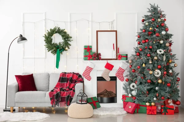 有壁炉和圣诞树的漂亮客厅的内部 — 图库照片