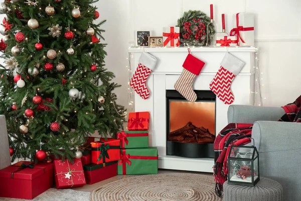 Interieur Des Schönen Wohnzimmers Mit Kamin Und Weihnachtsbaum — Stockfoto