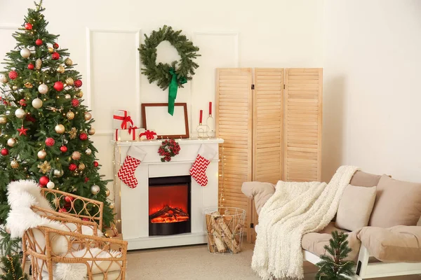 Interior Bela Sala Estar Com Lareira Sofá Árvore Natal — Fotografia de Stock