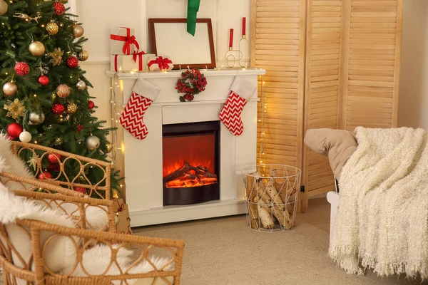 暖炉とクリスマスツリーと美しいリビングルームのインテリア — ストック写真
