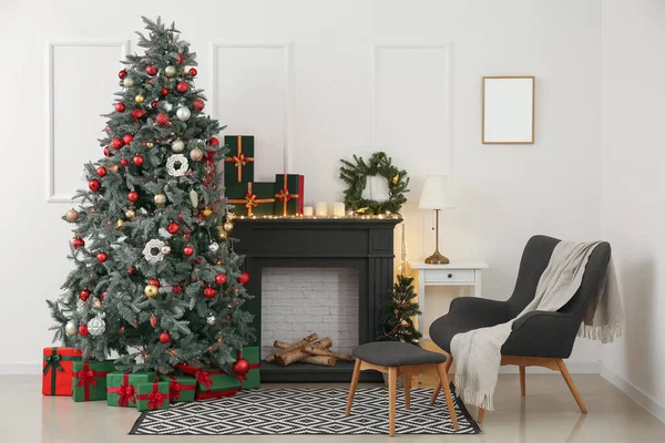 Interiér Krásného Obývacího Pokoje Krbem Křeslem Vánoční Stromeček — Stock fotografie