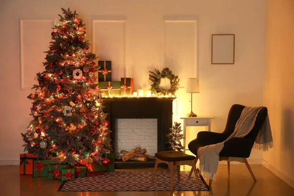 带有壁炉架 扶手椅和圣诞树的黑暗客厅的内部 — 图库照片