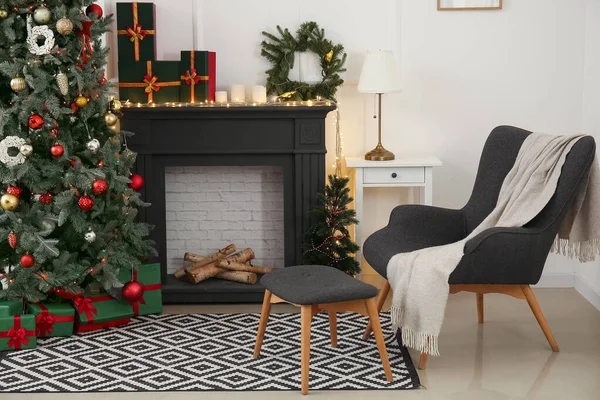 Belső Tér Gyönyörű Nappali Kandalló Fotel Karácsonyfa — Stock Fotó