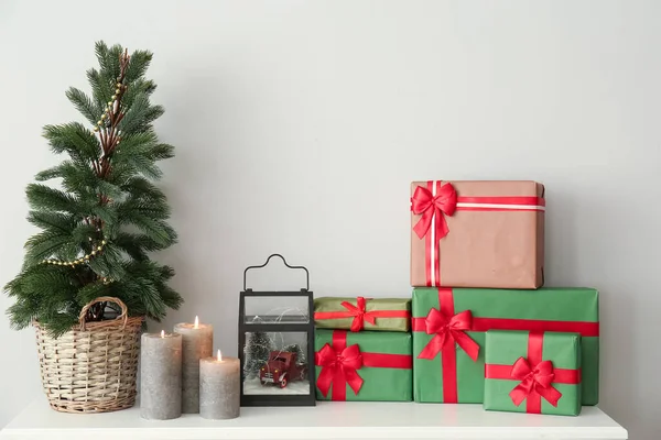 Kerstboom Met Cadeautjes Kaarsen Schoorsteenmantel Bij Lichtmuur — Stockfoto