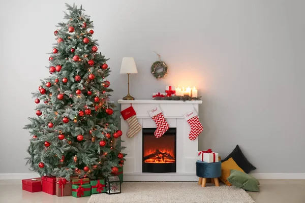 室内有壁炉 礼物和圣诞树的客厅 — 图库照片
