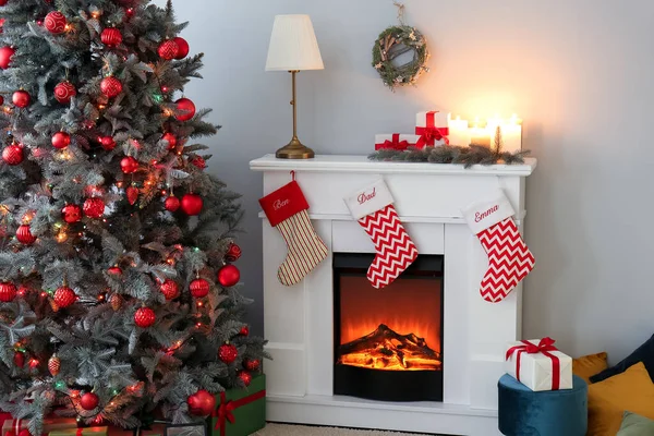 Interieur Woonkamer Met Open Haard Cadeautjes Kerstboom — Stockfoto