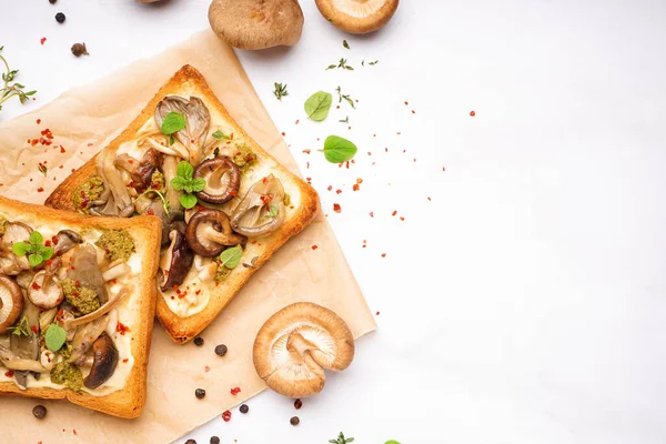 Lekkere Toastjes Met Roomkaas Champignons Specerijen Lichte Ondergrond — Stockfoto