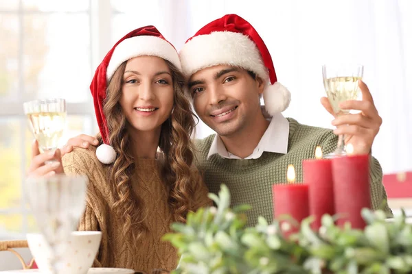 Casal Amoroso Com Copos Champanhe Cozinha Véspera Natal — Fotografia de Stock