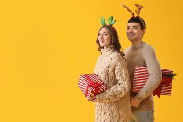 Pareja Joven Enamorada Los Regalos Navidad Sobre Fondo Amarillo — Foto de Stock
