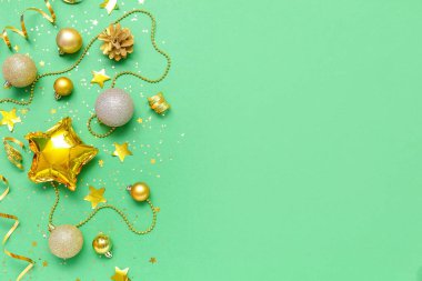 Renkli balon ve Noel süslemeleri içeren kompozisyon