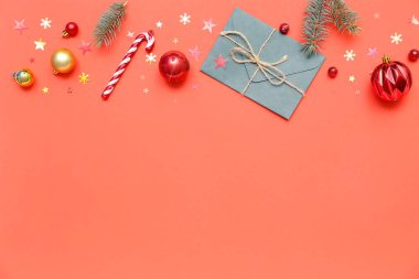 Zarflı kompozisyon, Noel süslemeleri ve kırmızı arkaplanda köknar dalları