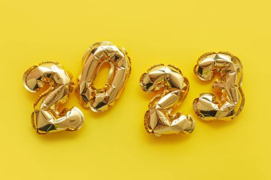 Sarı arka planda folyodan yapılmış 2023 model.