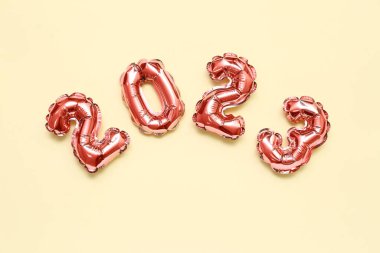 Renkli arka planda pembe folyo balonlardan yapılmış şekil 2023