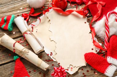 Noel Baba 'ya boş bir mektup ve ahşap arka planda Noel dekoru olan kompozisyon