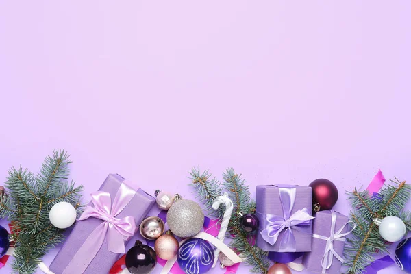 Komposition Mit Weihnachtsschmuck Geschenken Und Tannenzweigen Auf Farbigem Hintergrund — Stockfoto
