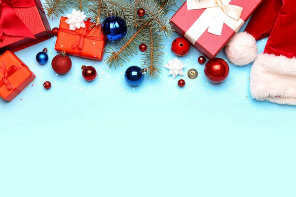 クリスマスプレゼント 美しいボールと色の背景にモミの枝と構成 — ストック写真