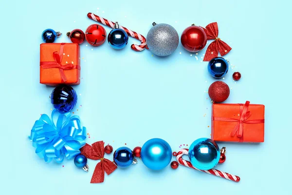色の背景に異なるクリスマスの装飾や贈り物で作られたフレーム — ストック写真