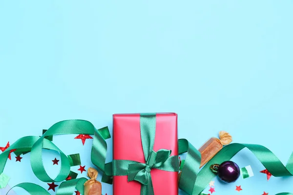 Komposition Mit Weihnachtsgeschenk Band Und Konfetti Auf Farbigem Hintergrund — Stockfoto