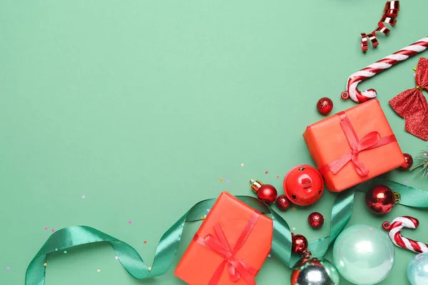 彩色背景的圣诞礼物 装饰品和彩带的构图 — 图库照片