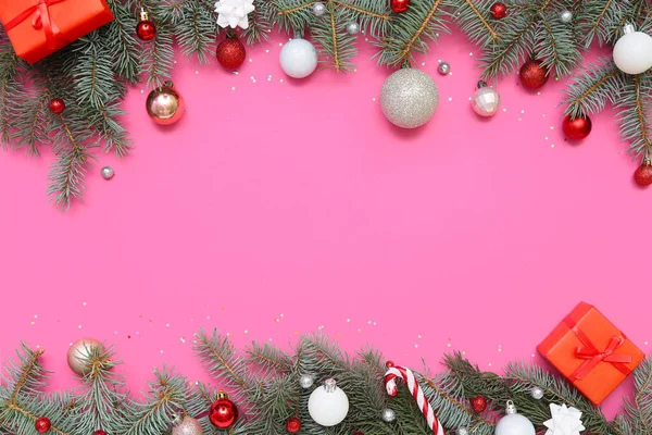 Kompozycja Gałązek Jodły Piękne Kulki Świąteczne Różowym Tle — Zdjęcie stockowe