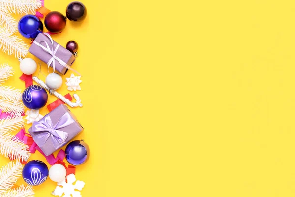 Komposition Mit Weihnachtsgeschenken Dekorationen Und Konfetti Auf Gelbem Hintergrund — Stockfoto