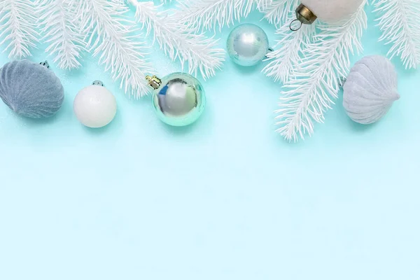 クリスマスボールと色の背景に白いモミの枝と構成 — ストック写真