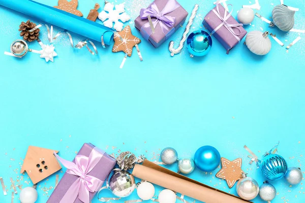 Komposition Mit Weihnachtsgeschenken Dekorationen Und Plätzchen Auf Farbigem Hintergrund — Stockfoto