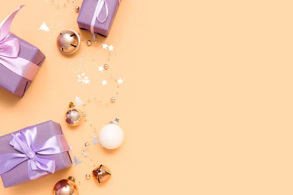 Komposition Mit Weihnachtsdekoration Süßigkeiten Und Konfetti Auf Orangefarbenem Hintergrund — Stockfoto