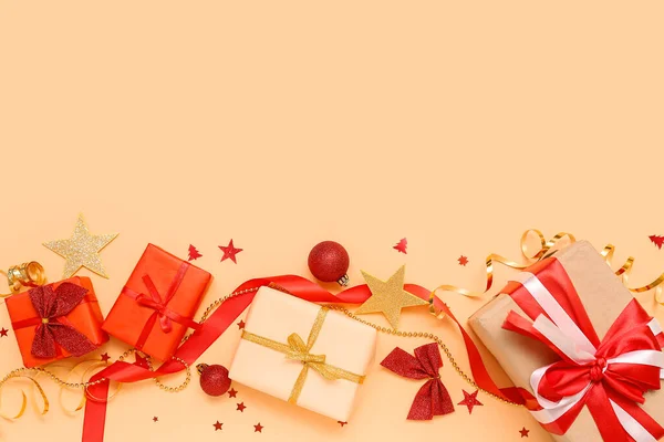 Weihnachtskomposition Mit Geschenken Und Dekorationen Auf Farbigem Hintergrund — Stockfoto