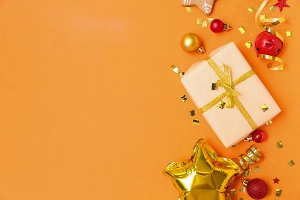 Komposition Mit Weihnachtsgeschenk Dekorationen Und Konfetti Auf Farbigem Hintergrund — Stockfoto