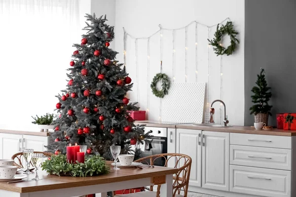 Εσωτερικό Της Κουζίνας Χριστουγεννιάτικα Δέντρα Και Τραπεζαρία — Φωτογραφία Αρχείου
