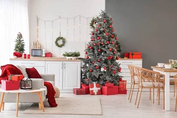 Interieur Keuken Met Kerstbomen Eettafel — Stockfoto
