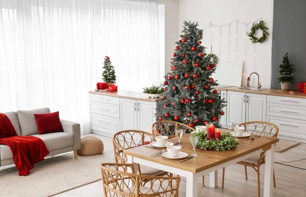 有圣诞树和餐桌的厨房的内部 — 图库照片