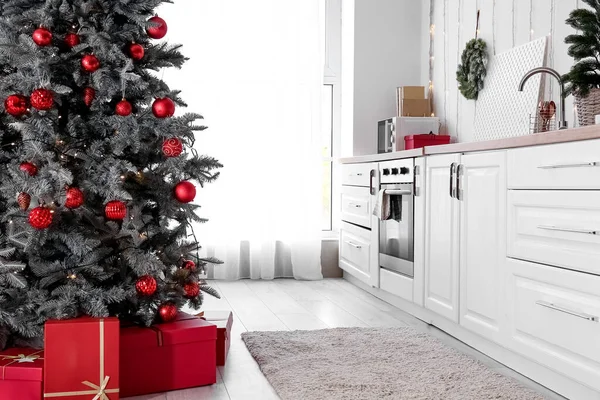 Belső Konyha Karácsonyfával Ajándékokkal Fehér Pultokkal — Stock Fotó