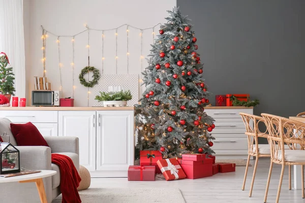 有圣诞树和白色柜台的厨房的内部 — 图库照片