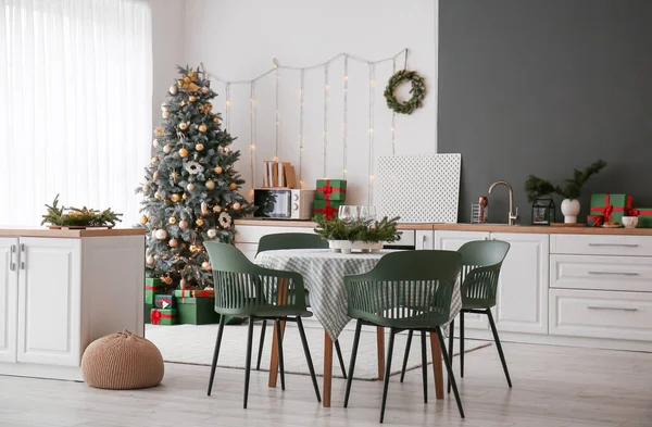 クリスマスツリー カウンターとダイニングテーブル付きのキッチンのインテリア — ストック写真