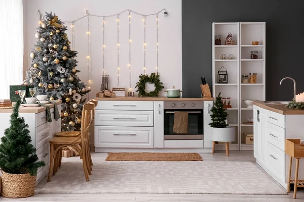 Interior Cozinha Com Árvores Natal Brilhantes Balcões Brancos — Fotografia de Stock