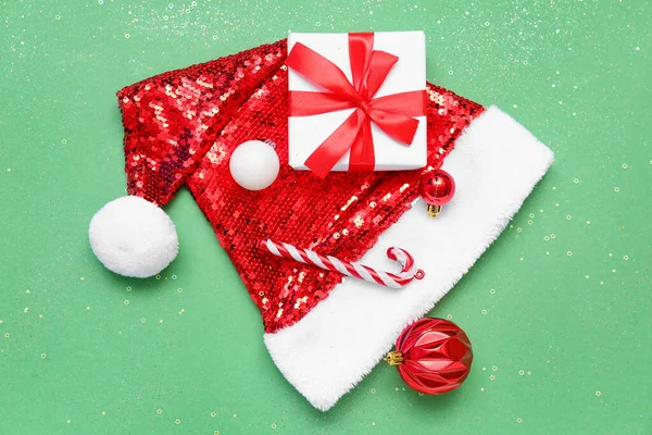 サンタの帽子 クリスマスの贈り物と色の背景の装飾と構成 — ストック写真