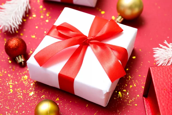 Рождественский Подарок Шары Блестки Красном Фоне Крупный План — стоковое фото