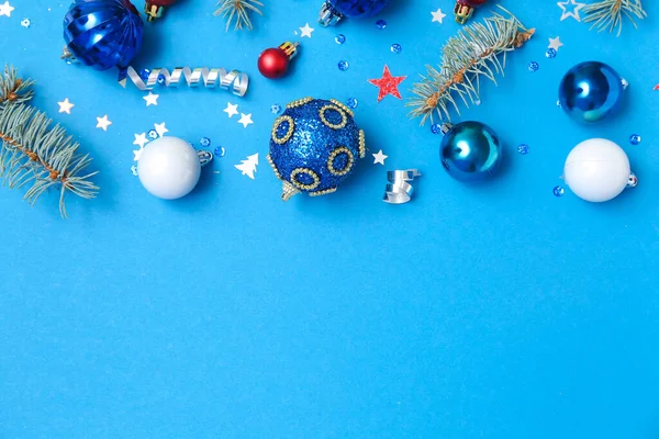 Kompozice Krásnými Vánočními Ozdobami Jedlovými Větvemi Modrém Pozadí — Stock fotografie