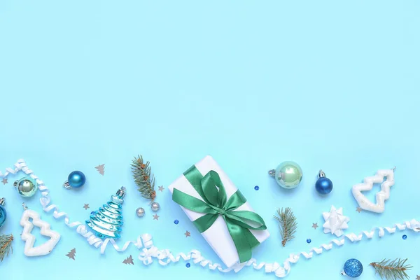 Komposition Mit Weihnachtsgeschenk Und Schönen Dekorationen Auf Farbigem Hintergrund — Stockfoto