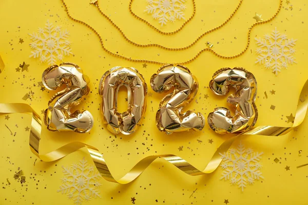 Figura 2023 Feita Balões Decoração Natal Serpentina Sobre Fundo Amarelo — Fotografia de Stock