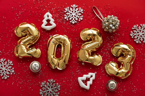 Figure 2023 Made Balloons Christmas Decorations Sequins Red Background — Stock Photo, Image